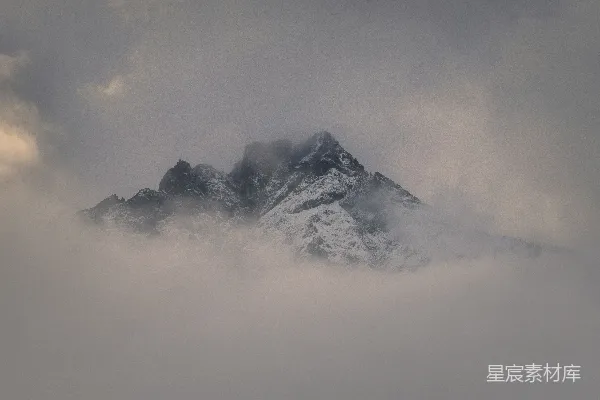 高清摄影 云雾缭绕的雪山