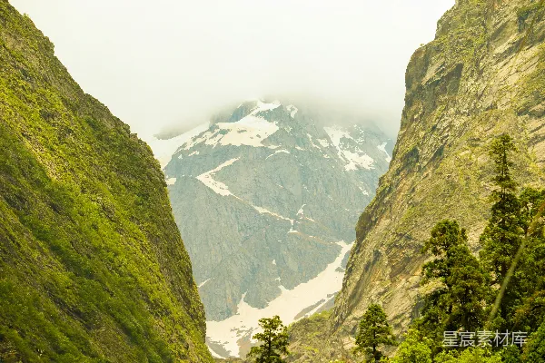 高清摄影 云雾缭绕的雪山峡谷