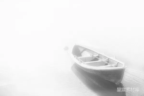 高清摄影 雾中静泊的小船