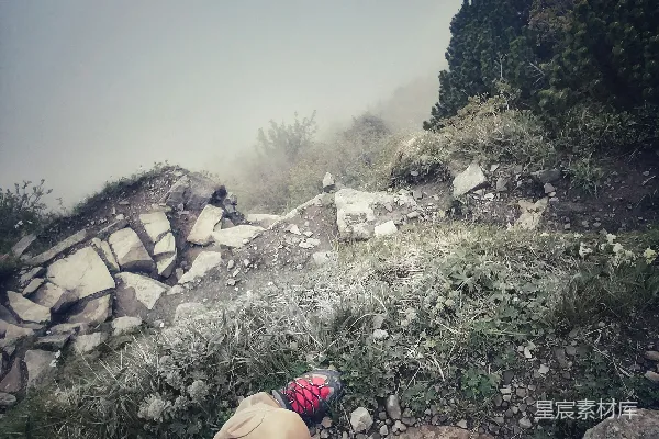 高清摄影 雾中登山者的脚步