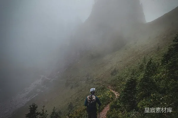 高清摄影 雾中徒步