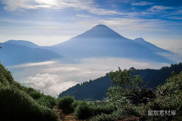 高清摄影 云海中的火山