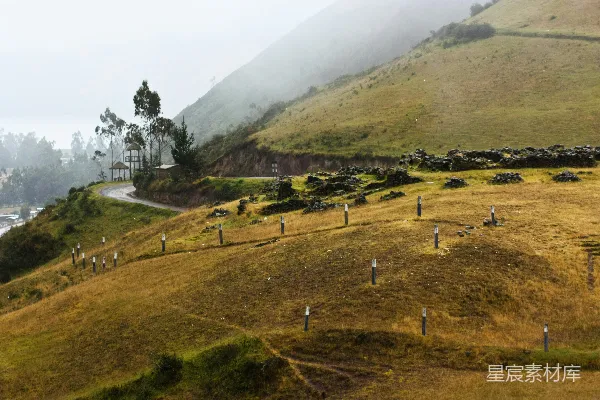 高清摄影 雨中的山间小路