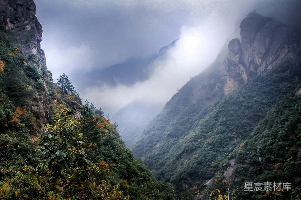 高清摄影 云雾缭绕的山间