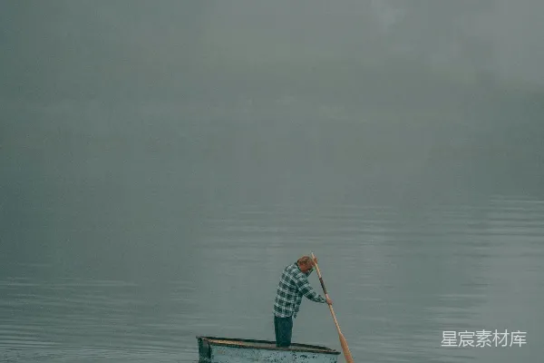 高清摄影 清晨雾中的独木舟