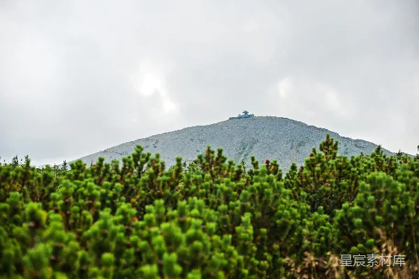 高清摄影 云雾缭绕的山顶建筑