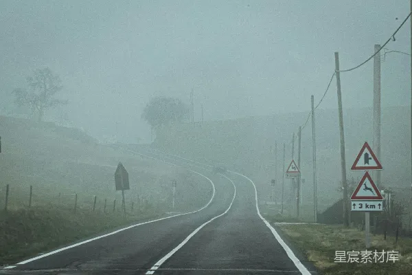 高清摄影 雾中蜿蜒的乡村公路