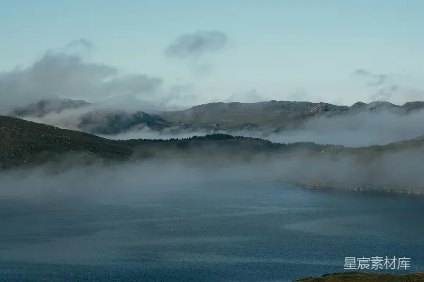 高清摄影 雾中的宁静湖景
