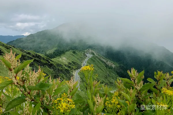 高清摄影 云海山间：绿色山脉与蜿蜒道路的宁静