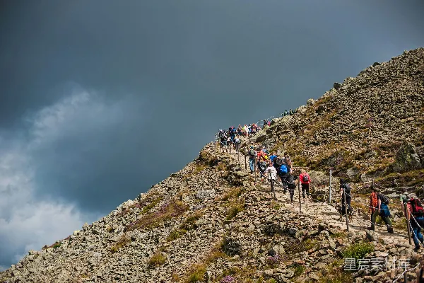 高清摄影 登山者攀登险峻山峰