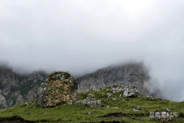 高清摄影 云雾缭绕的山岩
