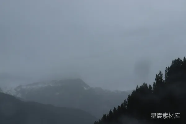 高清摄影 云雾缭绕的雪山