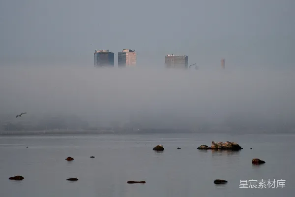 高清摄影 雾中的城市与静谧湖泊