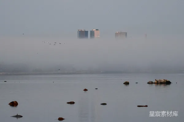 高清摄影 雾中城市与宁静湖面