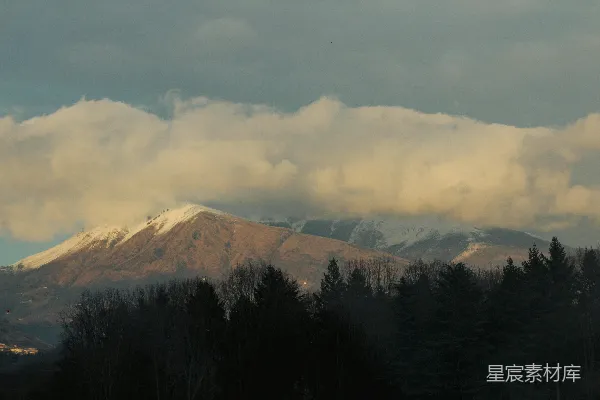 高清摄影 云雾缭绕的雪山