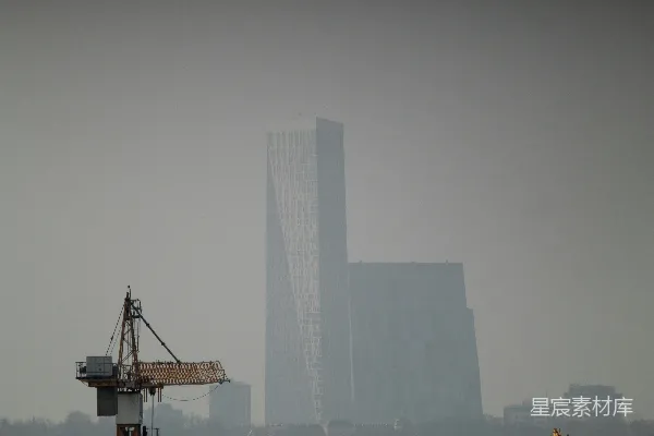 高清摄影 雾中现代化高楼与起重机
