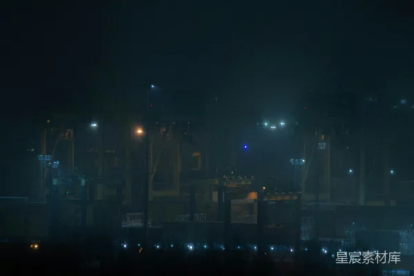 高清摄影 夜幕下的码头起重机