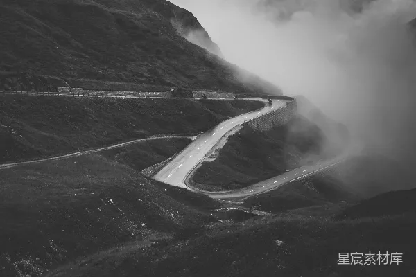 高清摄影 雾中蜿蜒山路