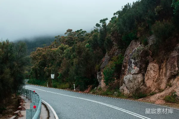 高清摄影 雾中蜿蜒山路
