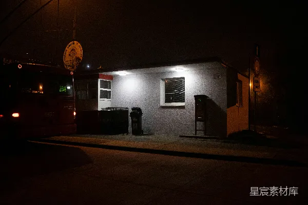 高清摄影 夜色中的公交车站