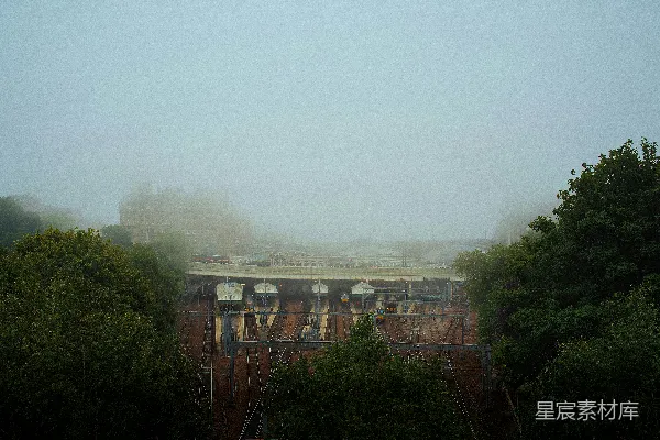 高清摄影 雾中的城市铁路