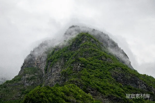 高清摄影 云雾缭绕的山峰