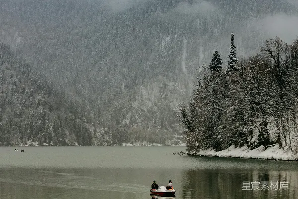 高清摄影 雪景中的宁静湖舟