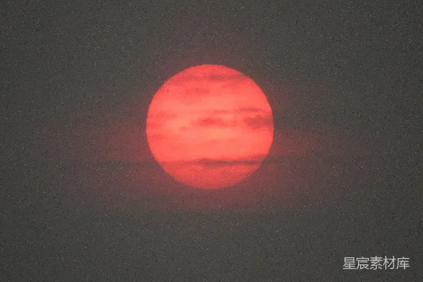 高清摄影 夕阳西下，云雾缭绕