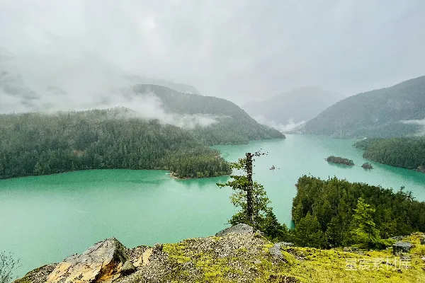 高清摄影 雨后山湖风光