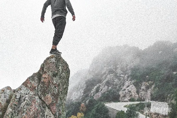 高清摄影 山顶独行者