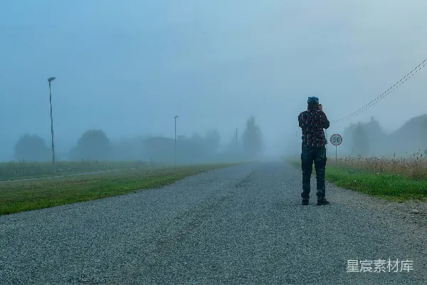 高清摄影 雾中静谧的乡村之路