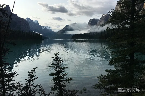 高清摄影 静谧的山间湖景