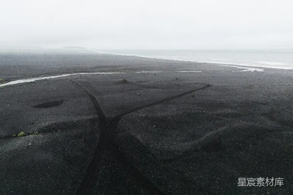 高清摄影 火山灰海滩上的十字路口