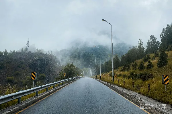 高清摄影 雾中蜿蜒山路