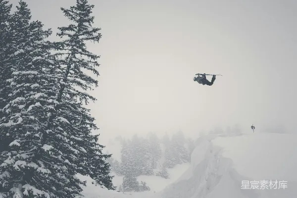 高清摄影 雪地飞驰：极限滑雪者在雾中腾空而起