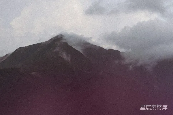 高清摄影 云雾缭绕的山峰