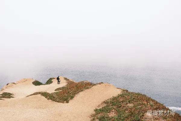 高清摄影 雾中的海岸路径