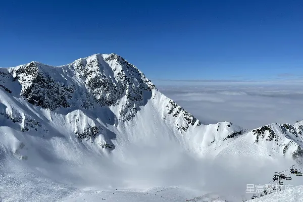 高清摄影 雪山之巅：云海与缆车