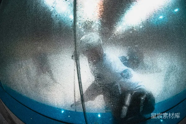 高清摄影 雨夜车窗下的温馨时光