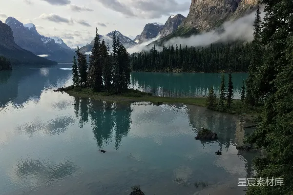 高清摄影 静谧的湖泊与群山