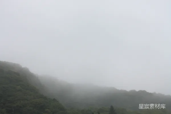 高清摄影 雾中的山间小屋