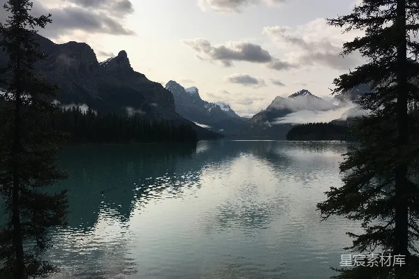 高清摄影 平静的湖面与远处的山峰