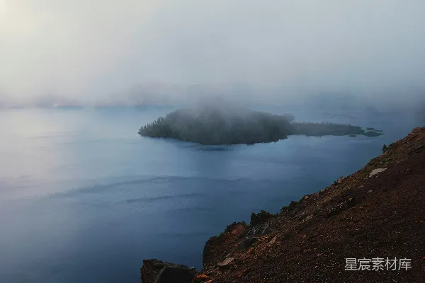 高清摄影 雾中湖岛