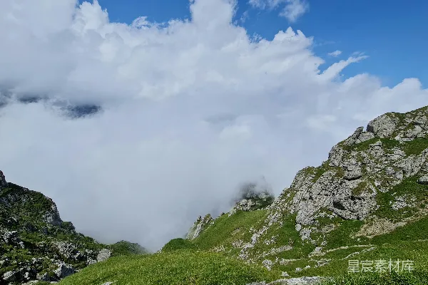 高清摄影 云海中的山峰