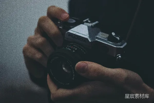 高清摄影 手持复古相机的摄影师