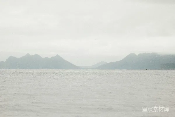 高清摄影 朦胧山影下的宁静湖面