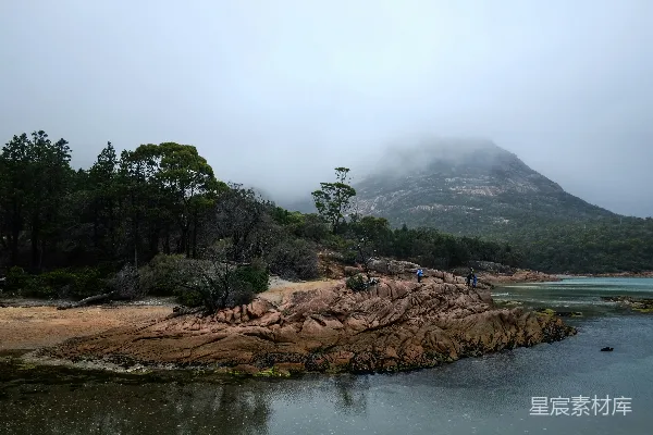 高清摄影 雾中红岩海岸