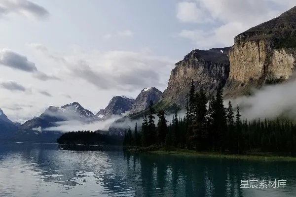 高清摄影 云雾缭绕的湖泊与山峰