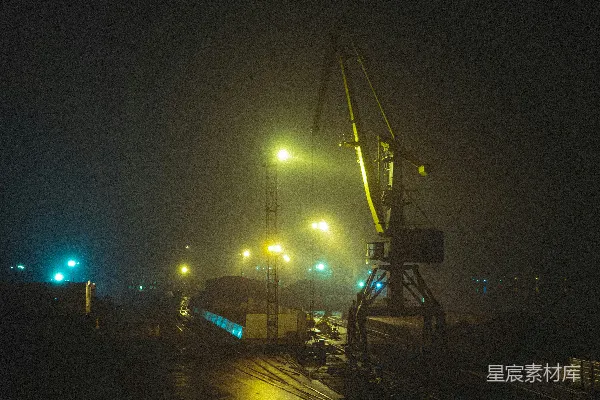 高清摄影 夜幕下的港口起重机