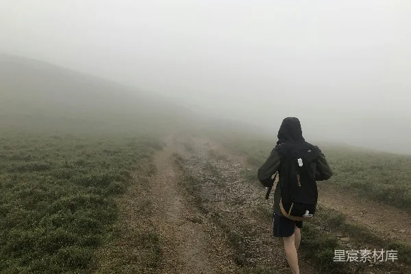 高清摄影 雾中徒步